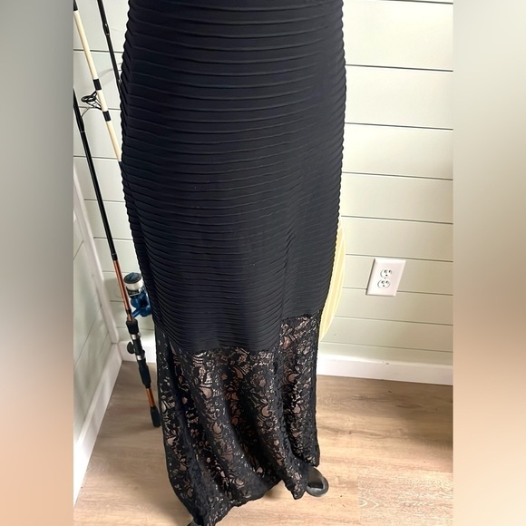 Sangria,Stunning Noir,Ribbed Bodice,Heavy Lace Frilled Lower over Cream,Size 10 - Picture 7 of 17